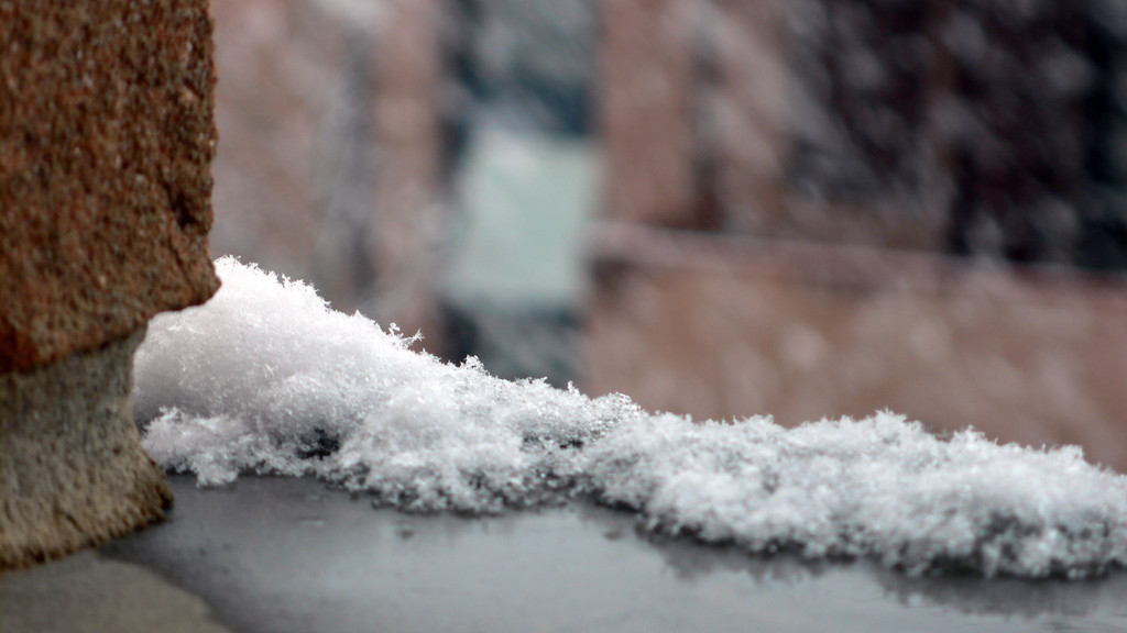 Snow - neve sul davanzale - snow