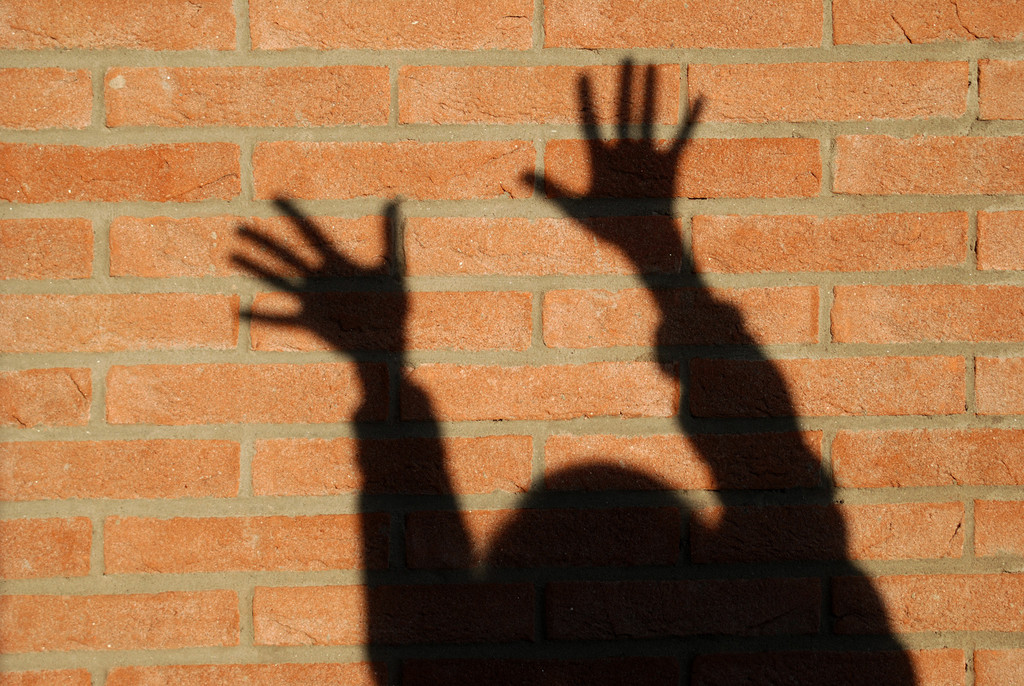 People - Su le mani - shadow on the wall