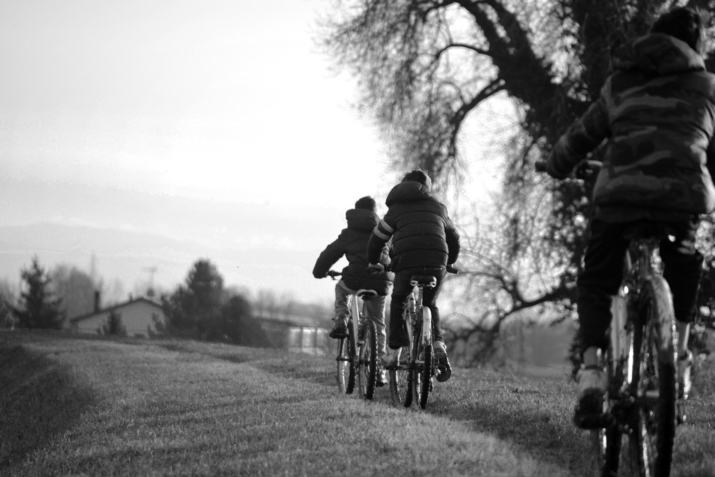 People - scampagnata in bicicletta sull'argine